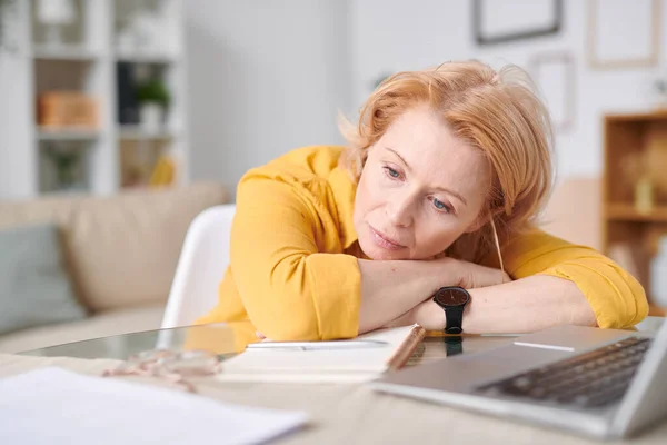 Tired Pensive Mature Blond Businesswoman Lying Desk Front Laptop While — Stock Photo, Image