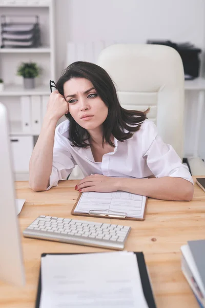 年轻疲惫或烦恼的女商人坐在电脑屏幕前的办公桌前等待在线页面上传 — 图库照片