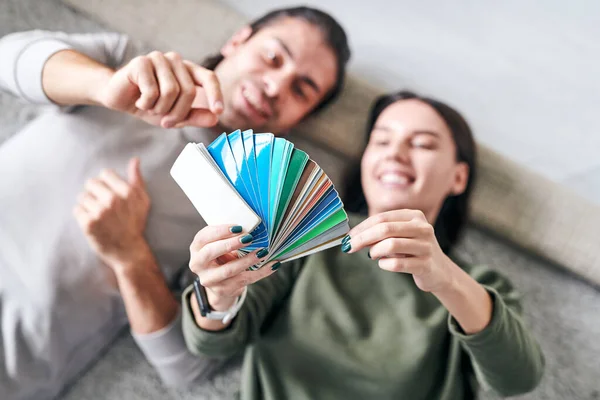 Hands Young Woman Lying Floor Next Her Husband Holding Palette — Stock Photo, Image