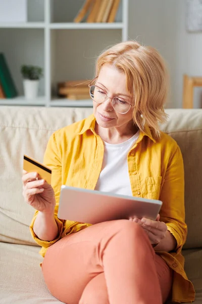 Blond Mature Female Touchpad Credit Card Sitting Couch Working Day — Stock Photo, Image