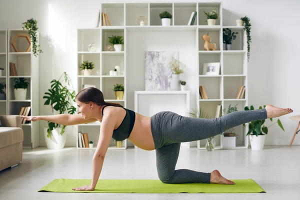 Energieke Jonge Zwangere Vrouw Sportkleding Oefenen Balancing Tafel Pose Yoga — Stockfoto
