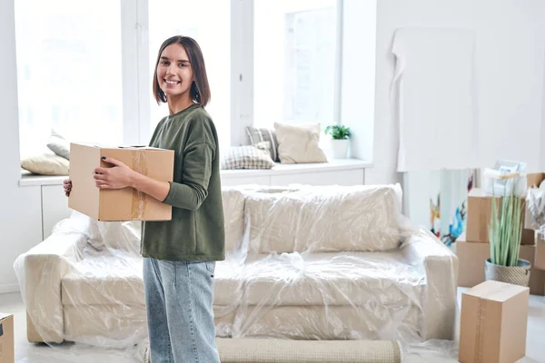 Mujer Joven Feliz Con Caja Llena Mirándote Con Una Sonrisa —  Fotos de Stock