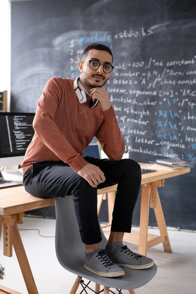 Ciddi Bir Arap Bilişim Mühendisinin Portresi Masadaki Ayaklarıyla Modern Ofiste — Stok fotoğraf