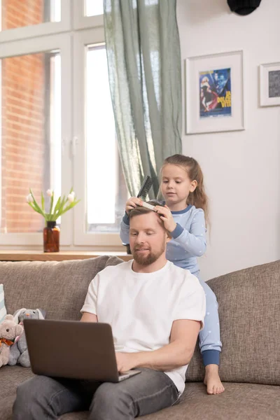 Schattig Klein Meisje Borstelen Haar Van Haar Vader Met Laptop — Stockfoto