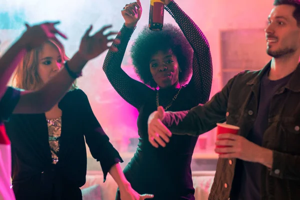 Groep Jonge Dynamische Interculturele Vrienden Met Bier Die Plezier Hebben — Stockfoto