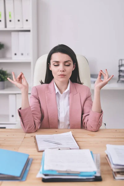 Ung Seriös Kvinnlig Kontorschef Praktiserar Yoga Vid Skrivbordet Samtidigt Som — Stockfoto