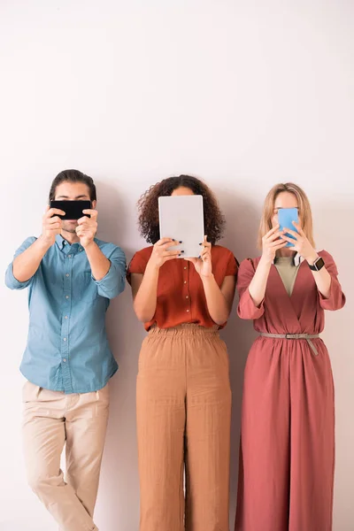 Adicta Jóvenes Multiétnicos Con Ropa Brillante Pie Con Dispositivos Modernos —  Fotos de Stock