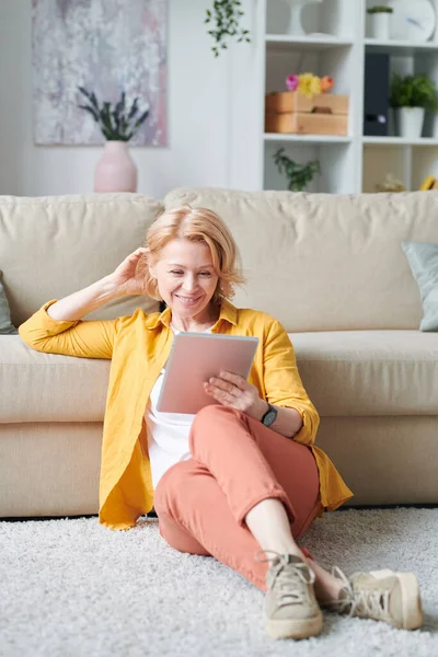 Wesoły Dojrzewanie Kobieta Casualwear Patrząc Tablet Wyświetlacz Podczas Oglądania Online — Zdjęcie stockowe
