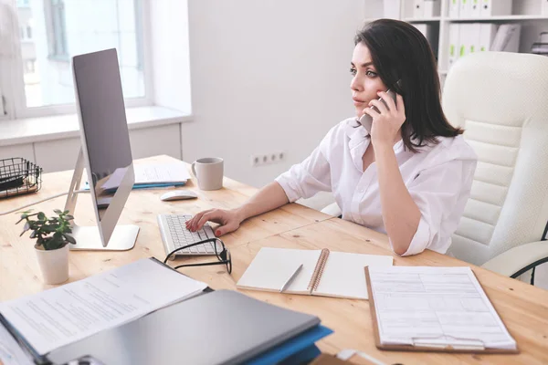 Upptagen Ung Sekreterare Företag Som Konsulterar Kunder Telefon Medan Hon — Stockfoto