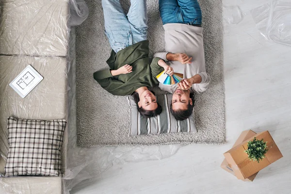 Visión General Joven Pareja Descansada Relajándose Alfombra Suelo Nuevo Piso — Foto de Stock