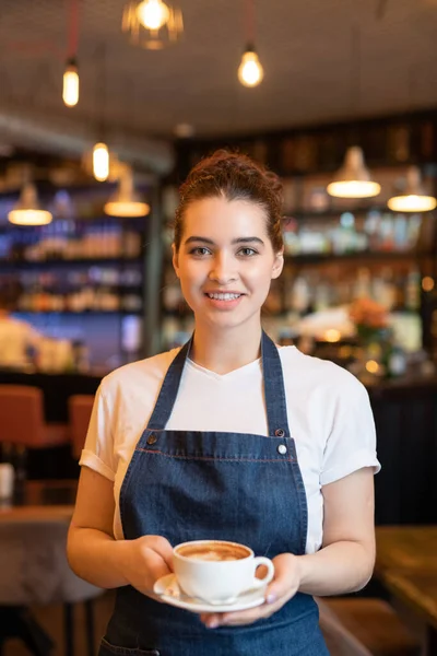 Giovane Cameriera Bruna Allegra Shirt Bianca Grembiule Blu Scuro Passando — Foto Stock