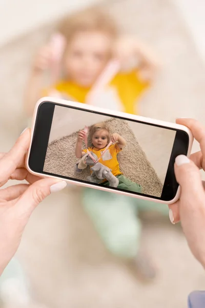 Fiatal Női Kéz Okostelefonnal Videót Készít Vagy Telefonál Imádnivaló Kisfiáról — Stock Fotó