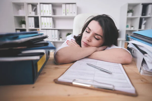 Stanco Giovane Manager Ufficio Femminile Ragioniere Pisolino Sulla Scrivania Davanti — Foto Stock