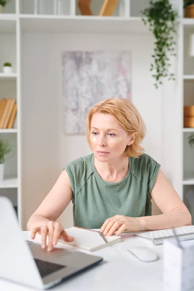 Bionda Donna Affari Matura Con Sotto Patch Oculari Seduta Alla — Foto Stock