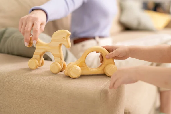 Mãos Mulher Jovem Menino Com Cavalo Madeira Carro Brincando Juntos — Fotografia de Stock