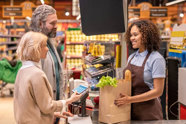 Femme Mûre Avec Smartphone Payant Pour Des Produits Alimentaires Dans — Photo