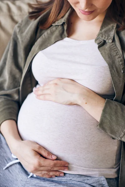 Zbliżenie Się Młodej Kobiety Ciąży Luźnym Ubraniu Obejmującym Brzuch Myśląc — Zdjęcie stockowe