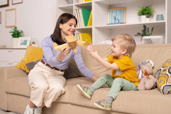 Mooie Jonge Vrouw Casualwear Tonen Houten Vliegtuig Aan Haar Schattige — Stockfoto