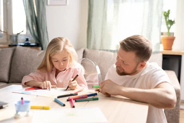 Feliz Padre Joven Ropa Casualwear Mirando Linda Hija Pequeña Dibujo — Foto de Stock