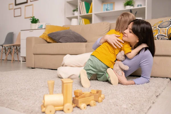 Adorável Menino Loiro Dando Abraço Sua Mãe Feliz Enquanto Ambos — Fotografia de Stock