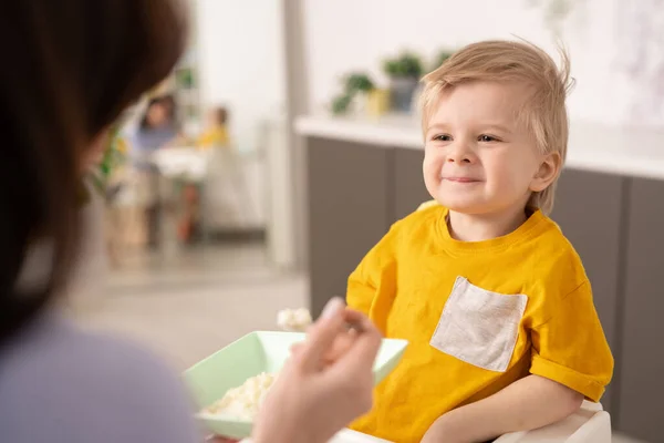 Adorable Little Blond Boy Looking His Mom Smile While Sitting — Stock Photo, Image