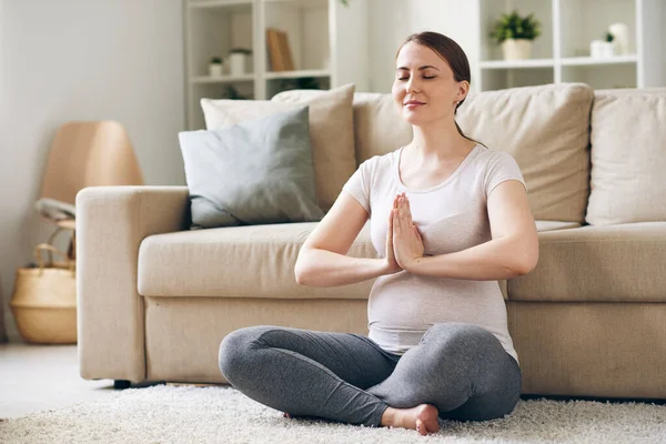 Contenida Joven Embarazada Sentada Con Las Manos Namaste Meditando Con —  Fotos de Stock