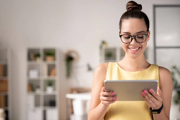 Gerente Projeto Jovem Sorridente Óculos Usando Tablet Digital Enquanto Trabalhava — Fotografia de Stock