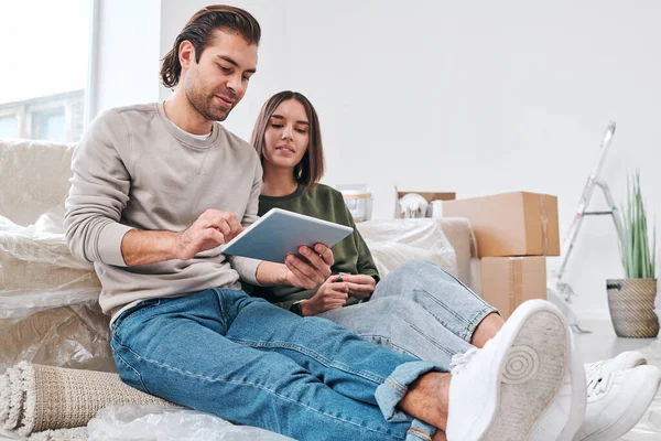 Joven Ropa Casual Surfeando Red Mientras Busca Muebles Nuevos Otras — Foto de Stock