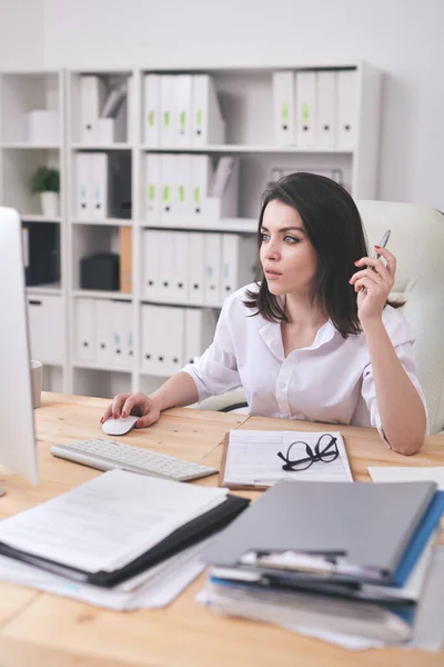 Joven Contable Analista Financiera Ropa Formal Manteniendo Mano Ratón Mientras — Foto de Stock