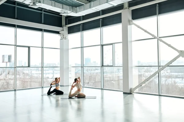 Zwei Fitte Frauen Beim Fitnesstraining Einem Großen Freizeitzentrum Auf Matten — Stockfoto