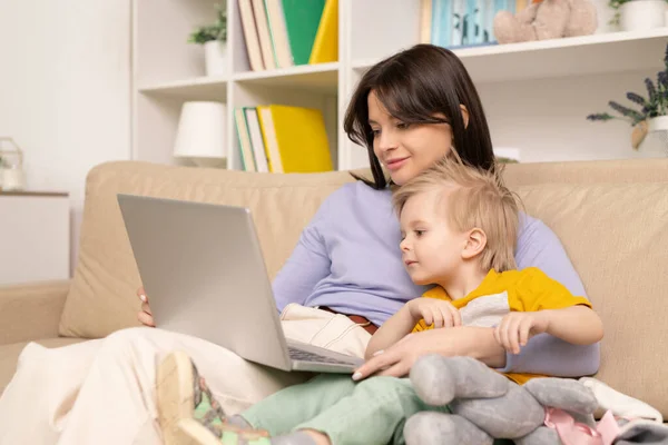 Lindo Niño Rubio Bonita Madre Viendo Películas Dibujos Animados Ordenador — Foto de Stock