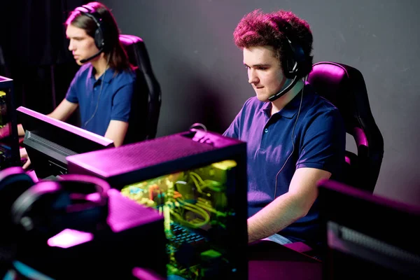 Row Concentrated Young Sport Gamers Headsets Microphones Sitting Front Computers — Stock Photo, Image