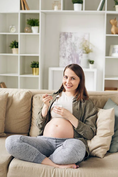 Portrait Une Jeune Femme Enceinte Positive Assise Avec Des Jambes — Photo