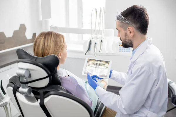 Jonge Mannelijke Tandarts Handschoenen Whitecoat Uitleggen Van Zijn Patiënt Alle — Stockfoto