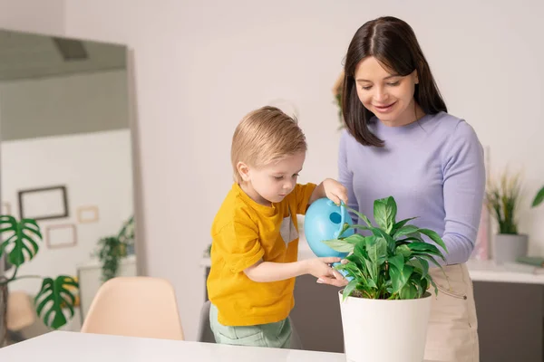 Mosolygó Fiatal Anya Segíti Fiát Hogy Öntözőkannával Öntözze Házi Növényt — Stock Fotó