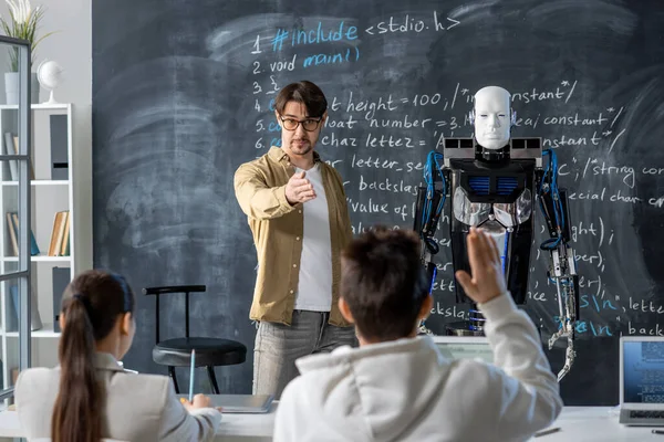 Současný Učitel Ukazuje Jednoho Studentů Který Chce Zeptat Charakteristiky Robota — Stock fotografie