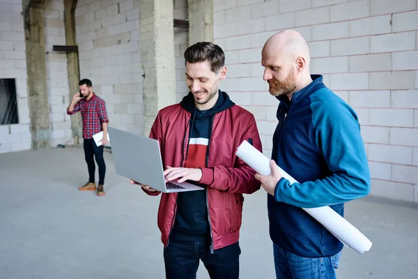 Heureux Jeune Ingénieur Appuyant Sur Les Touches Ordinateur Portable Tout — Photo