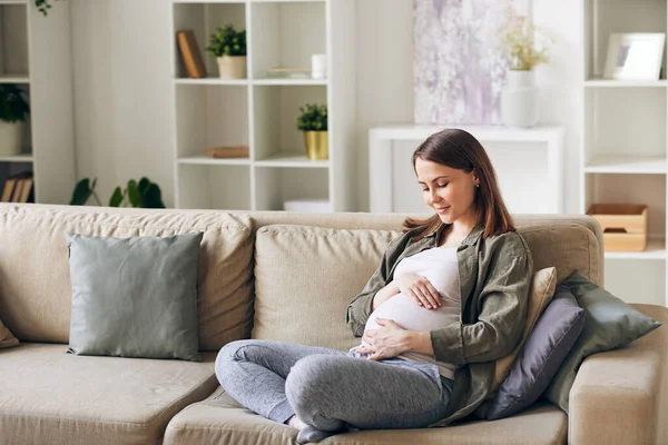 Kalm Aantrekkelijke Jonge Zwangere Vrouw Zitten Met Gekruiste Benen Bank — Stockfoto