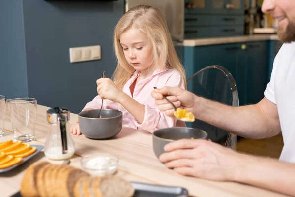 소녀와 그녀의 아버지는 부엌에 식사로 우유와 즐리를 있습니다 — 스톡 사진