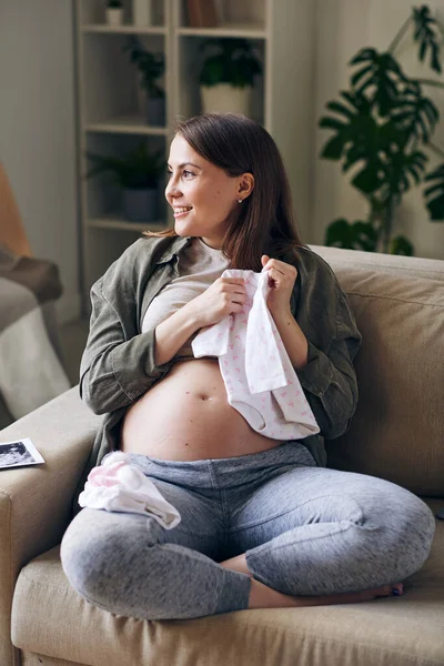 Jolie Jeune Femme Enceinte Positive Assise Avec Body Pour Bébés — Photo