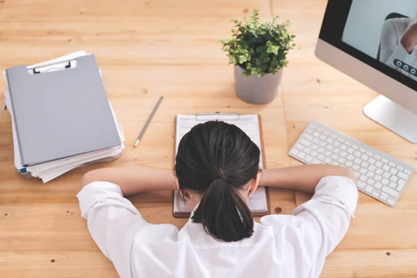 Vista Posterior Joven Mujer Negocios Cansada Tumbada Escritorio Con Cara —  Fotos de Stock