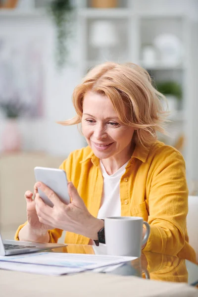 Mulher Loira Feliz Com Smartphone Olhando Através Plano Trabalho Enquanto — Fotografia de Stock