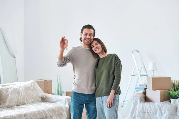 Junge Liebevolle Frau Umarmt Ihren Mann Mit Schlüssel Ihrem Neuen — Stockfoto