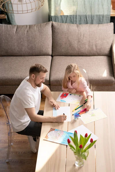 Hedendaagse Jongeman Die Zijn Dochtertje Leert Tekenen Met Kleurpotloden Terwijl — Stockfoto