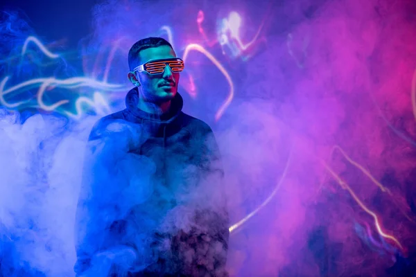 Seriöser Cooler Typ Neon Brille Und Sweatshirt Steht Blau Rosa — Stockfoto