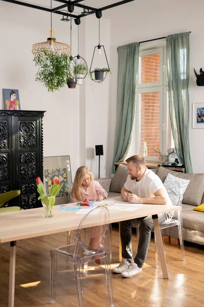 Little Girl Drawing Crayons Highlighters Table Her Father Sitting Helping — Stock Photo, Image