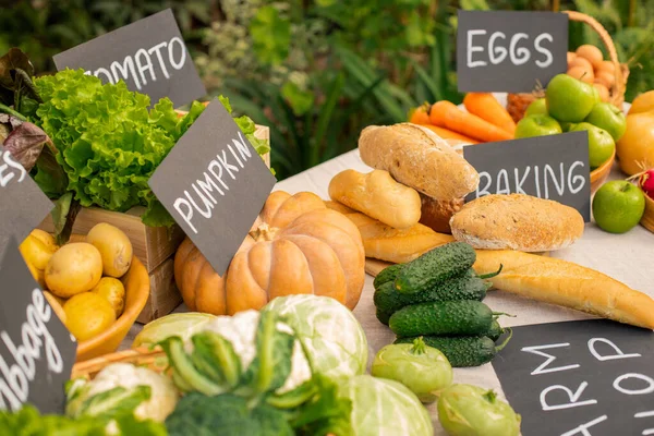 Zbliżenie Białego Chleba Świeżych Warzyw Umieszczonych Ladzie Tagami Sklepie Spożywczym — Zdjęcie stockowe
