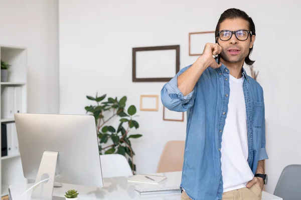 Bilgisayar Başında Sakallı Telefonla Konuşan Kendine Güveni Tam Bir Satış — Stok fotoğraf