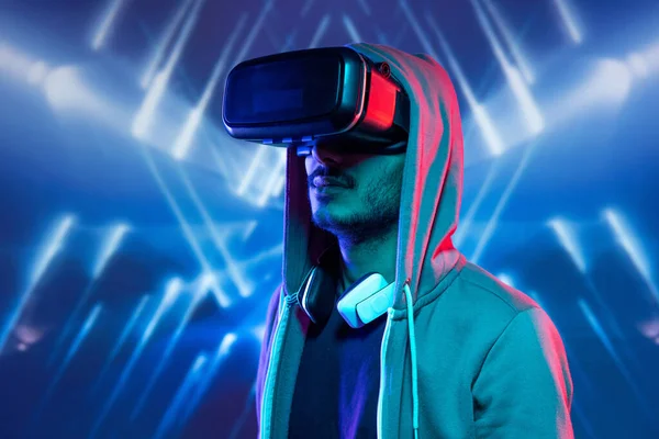 Hipster Jongeman Met Stoppels Ondergedompeld Virtual Reality Dragen Hoody Sweatshirt — Stockfoto