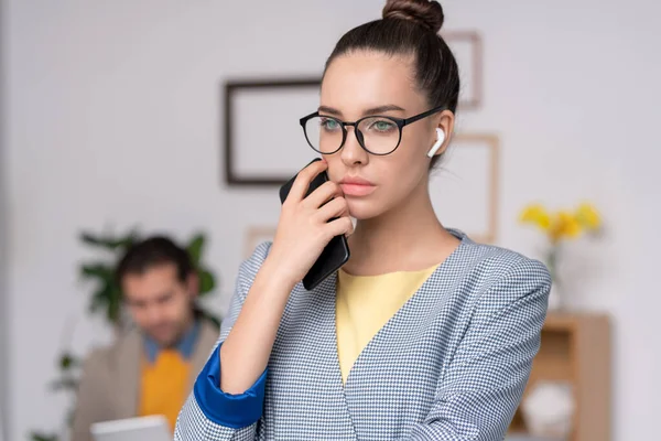 Joven Empresaria Pensativa Con Chaqueta Cuadros Azul Con Auriculares Inalámbricos — Foto de Stock